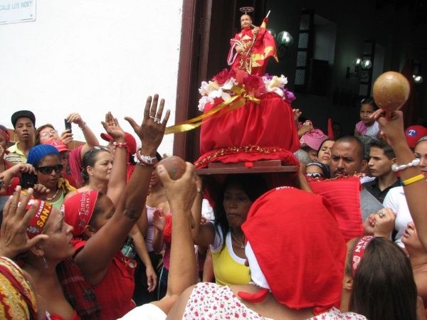 San Juan sale de templo